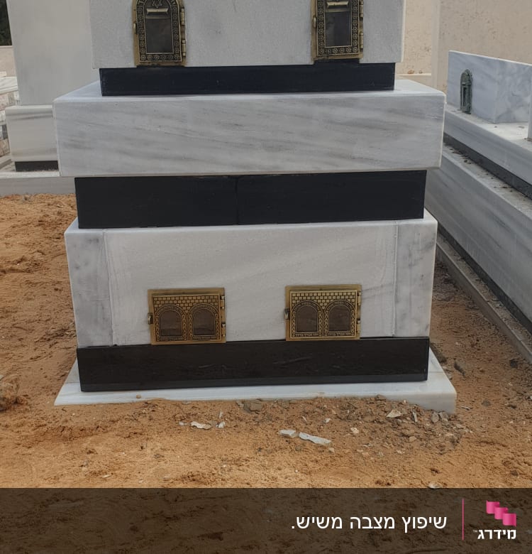 מצבות שיש עם לוחות מתכת מעוטרים